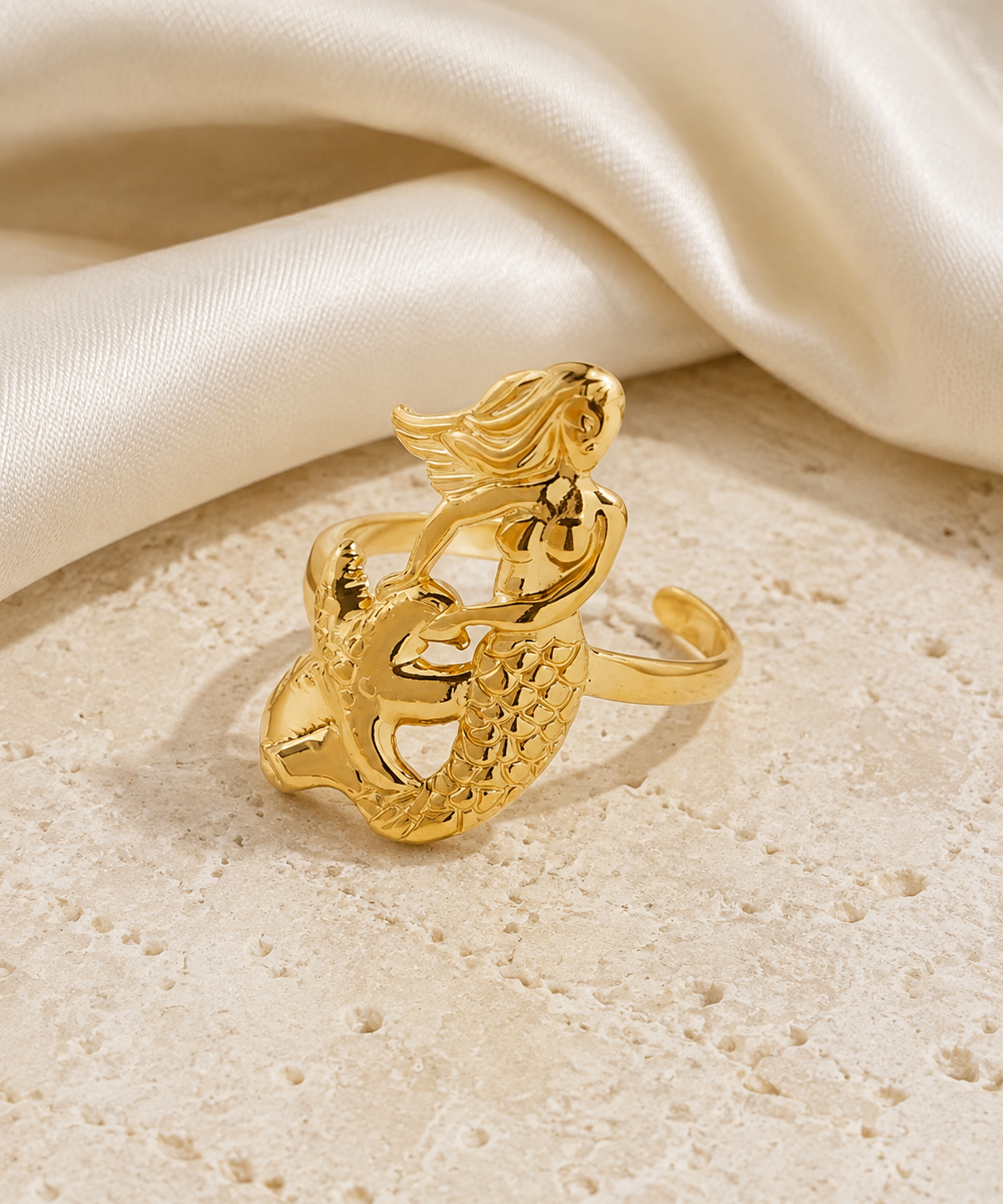 Violette Gold-Plated Steel Ring close detail