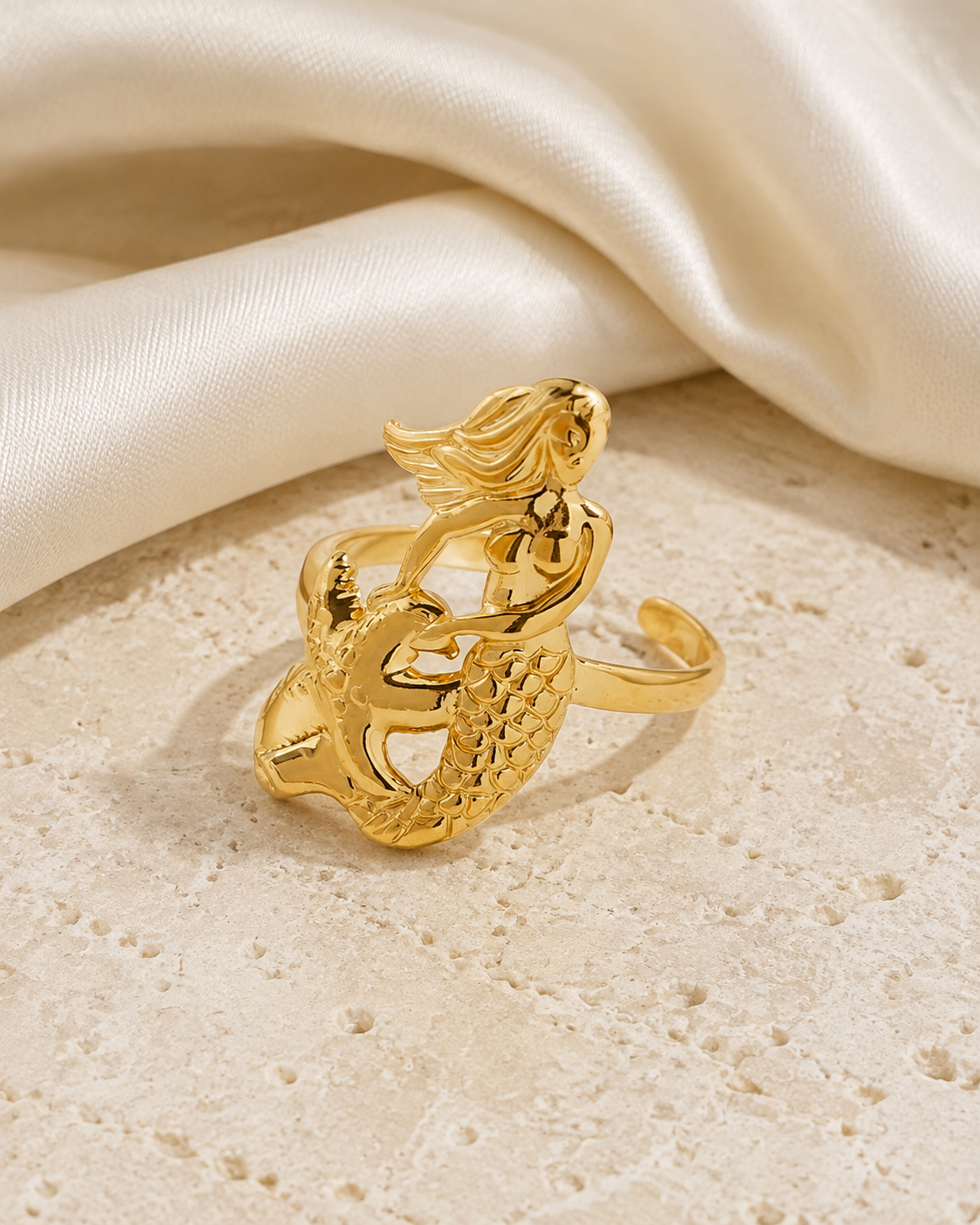 Violette Gold-Plated Steel Ring close detail
