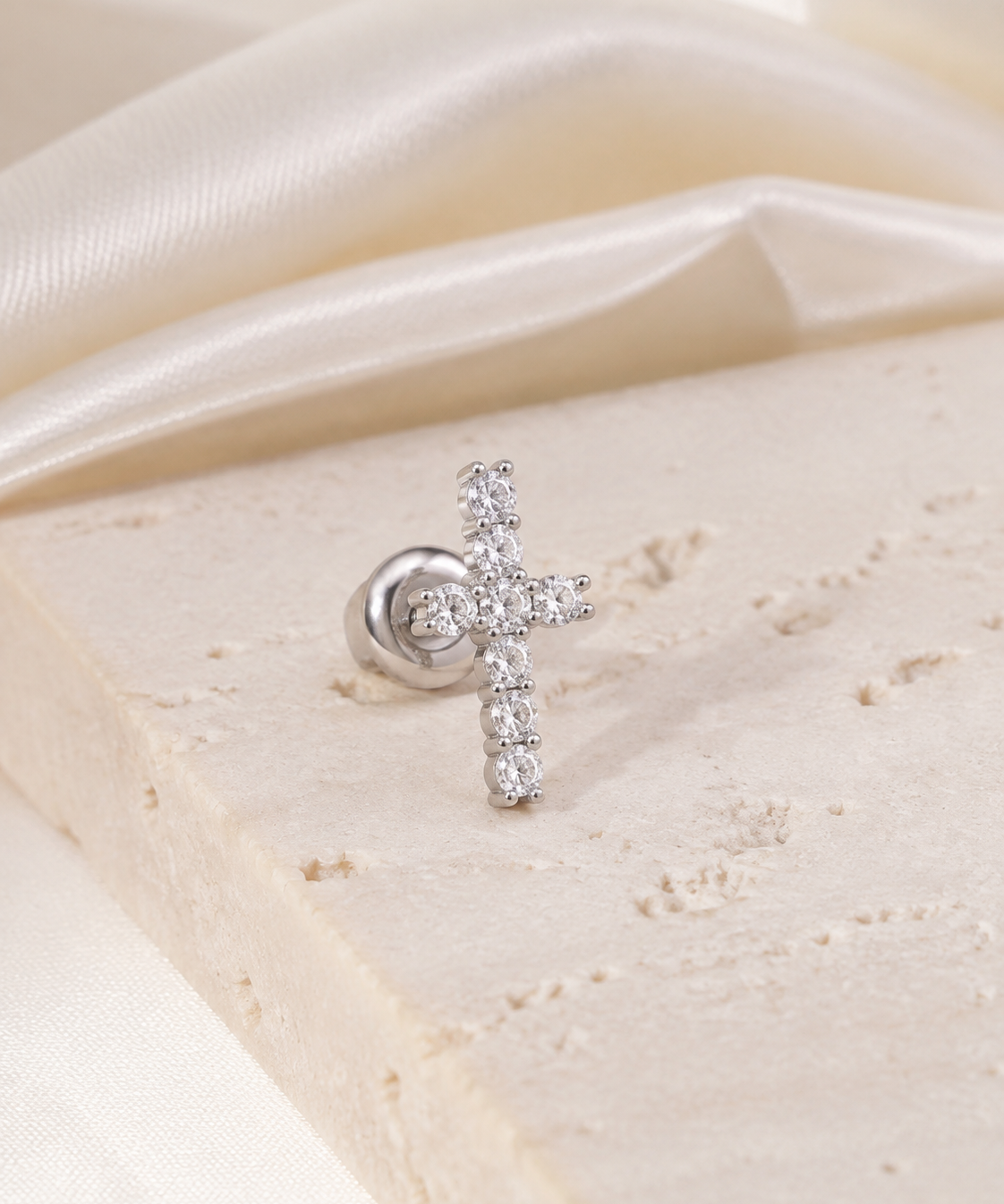 Heart & Crown Zircon Stud Earrings V close detail