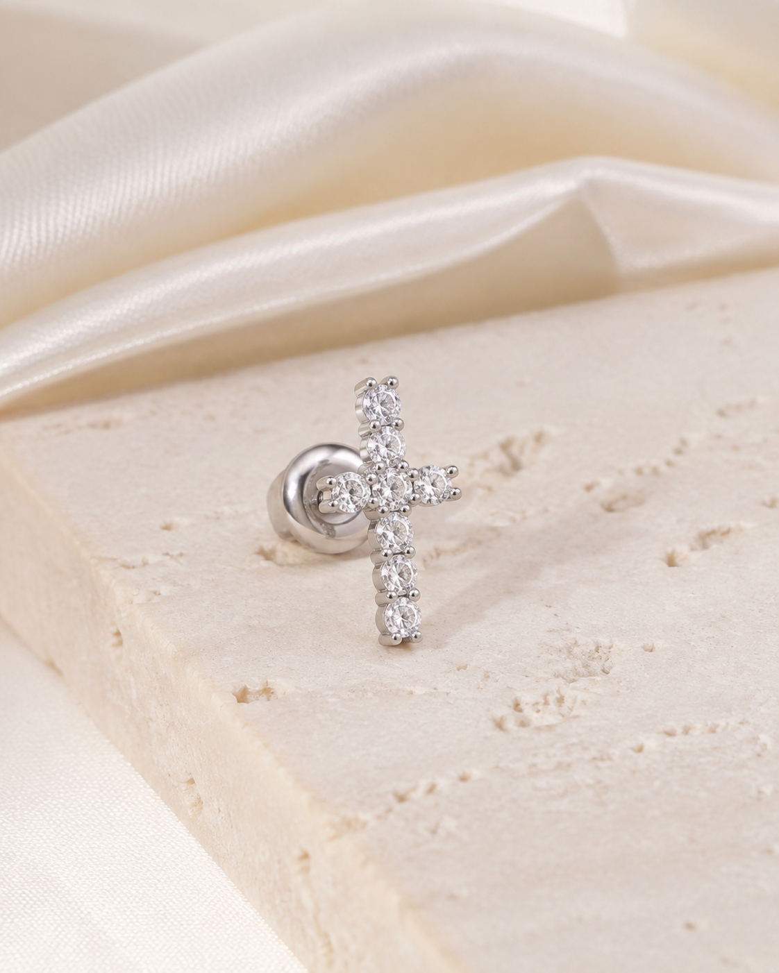 Heart & Crown Zircon Stud Earrings V close detail