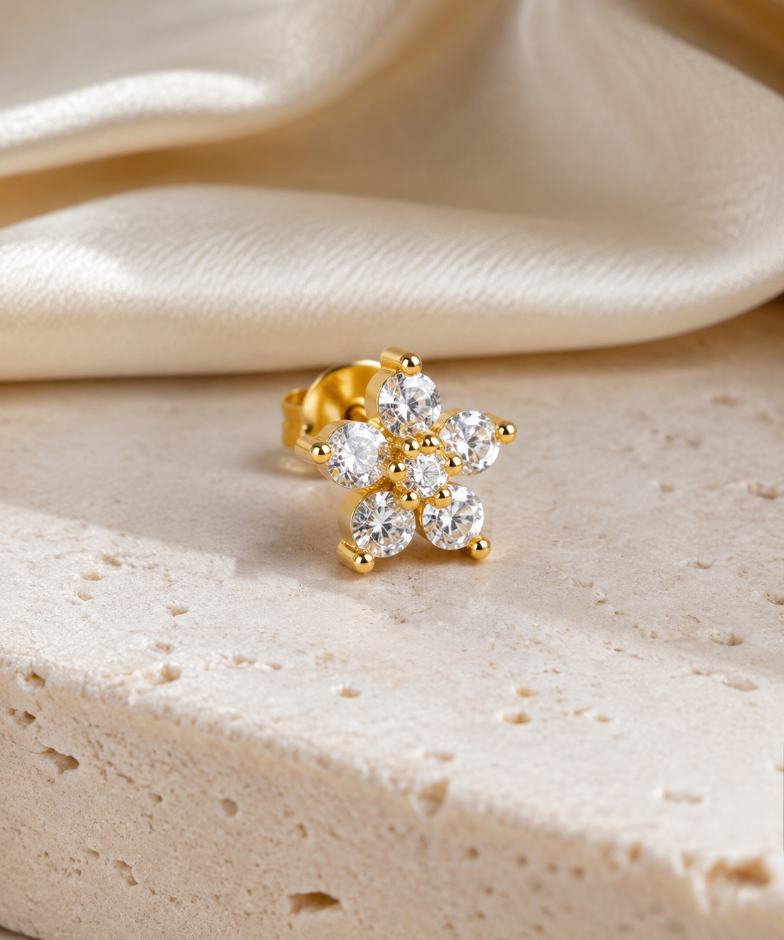 Heart & Crown Zircon Stud Earrings VI close detail