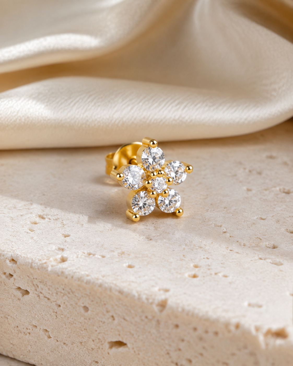 Heart & Crown Zircon Stud Earrings VI close detail
