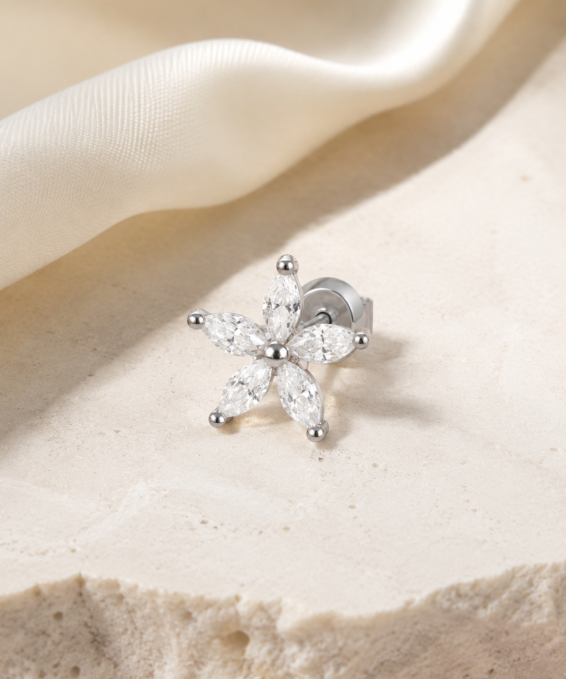Heart & Crown Zircon Stud Earrings VII close detail