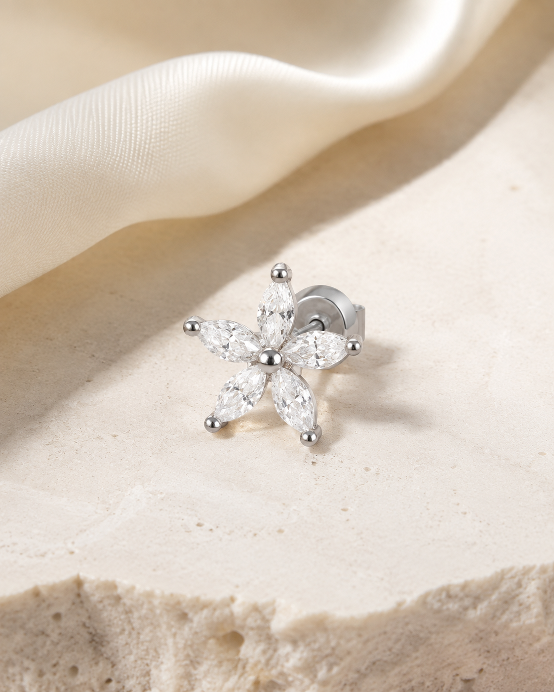 Heart & Crown Zircon Stud Earrings VII close detail