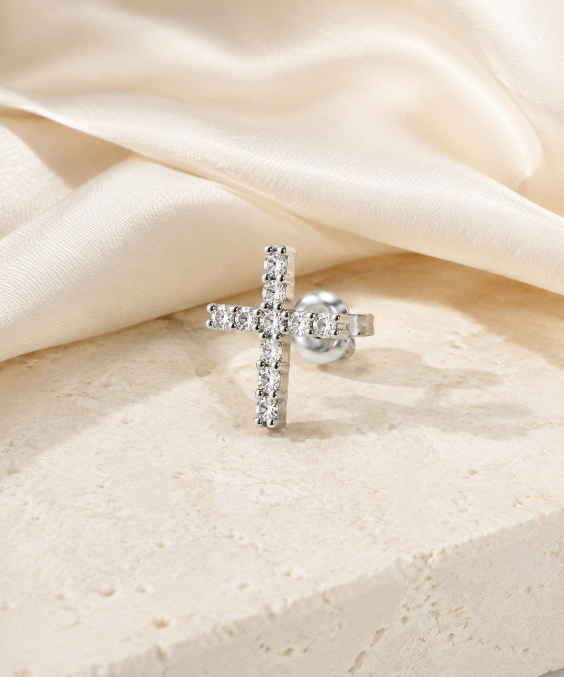 Heart & Crown Zircon Stud Earrings XII close detail