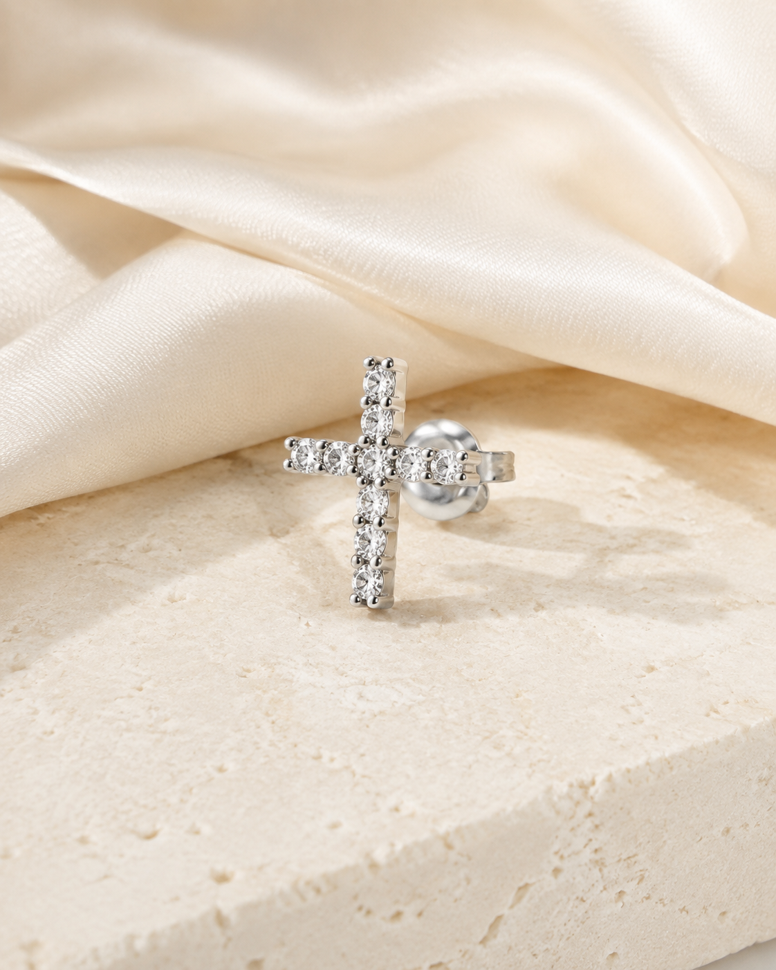 Heart & Crown Zircon Stud Earrings XII close detail