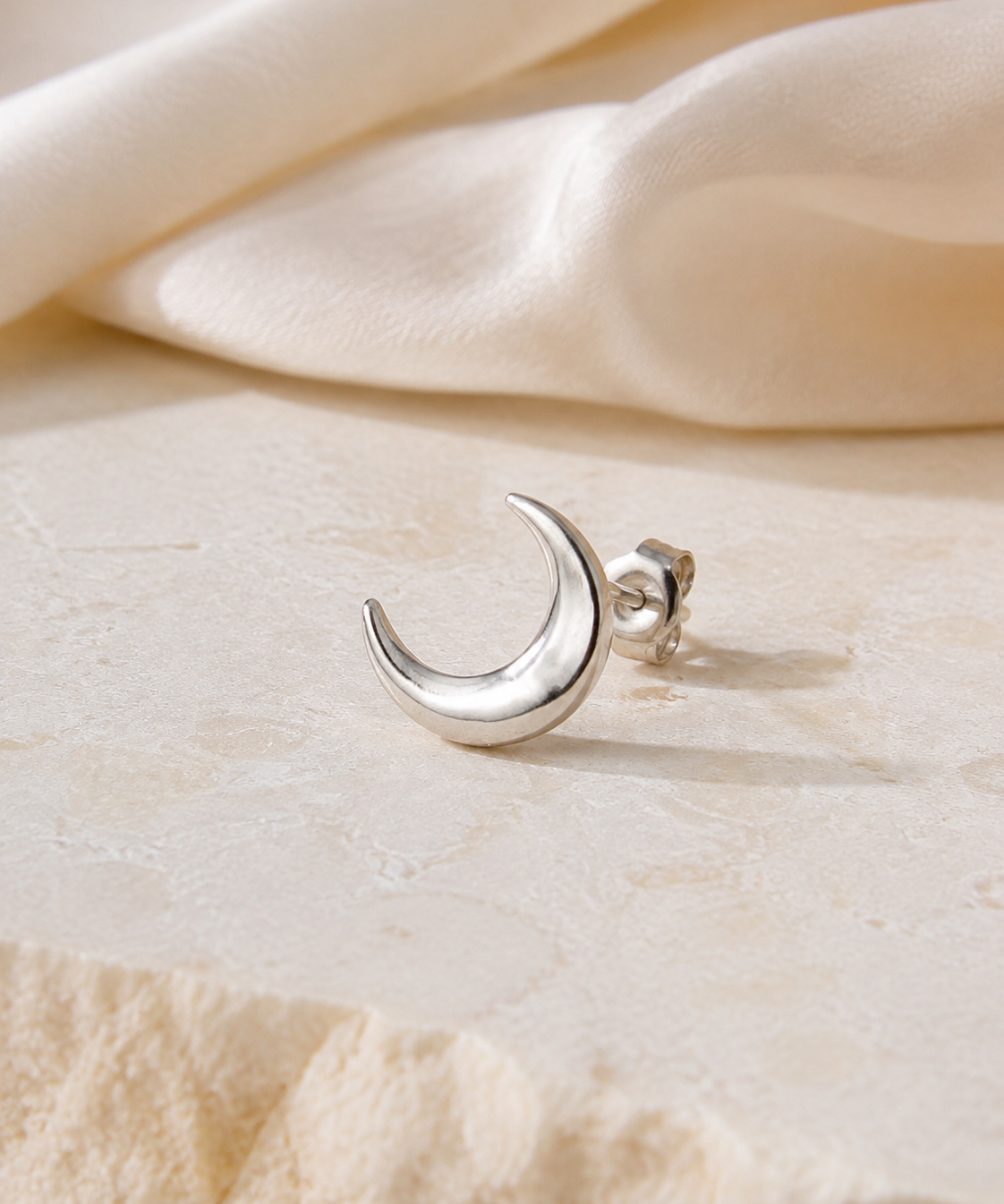 Heart & Crown Zircon Stud Earrings XVI close detail