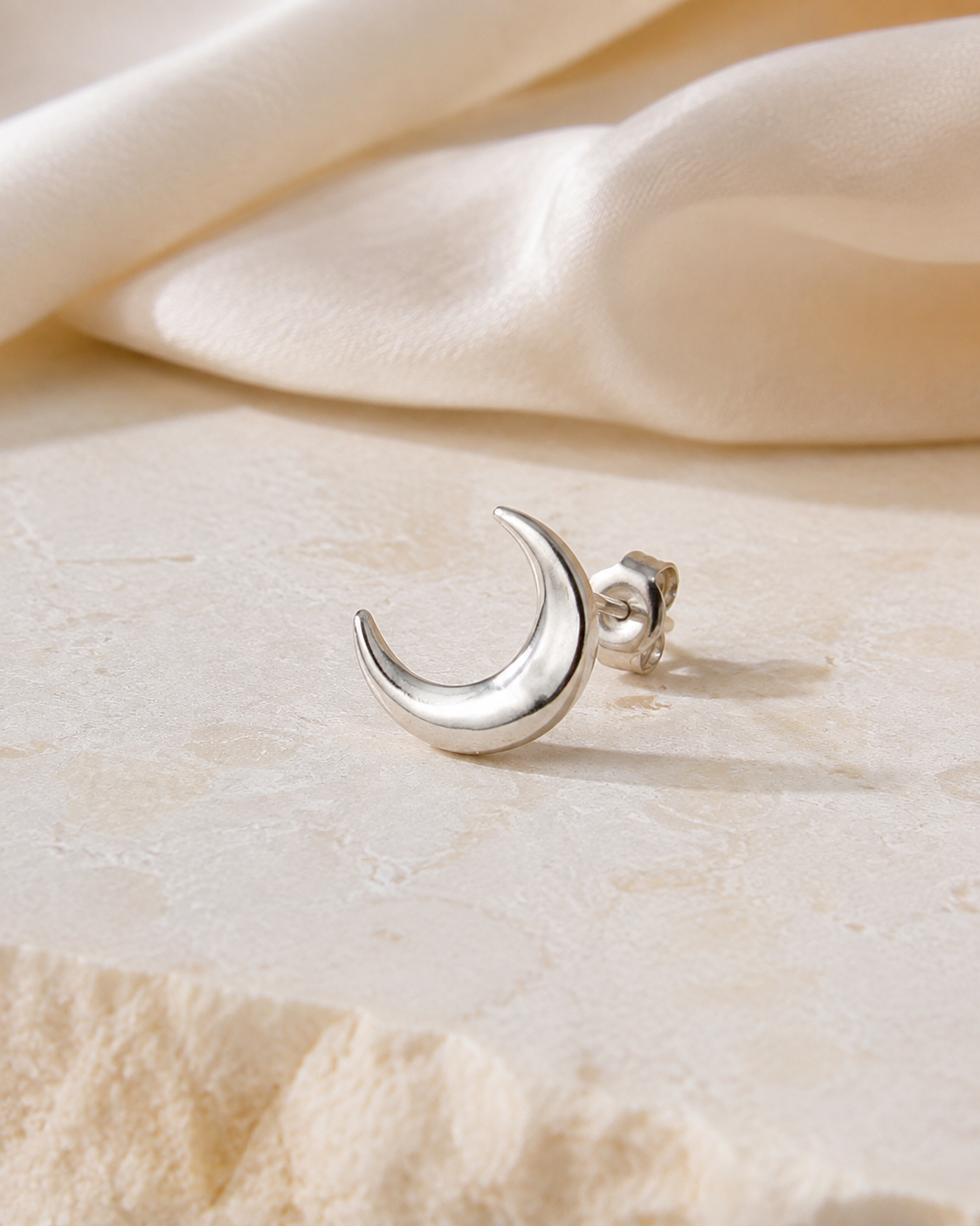 Heart & Crown Zircon Stud Earrings XVI close detail
