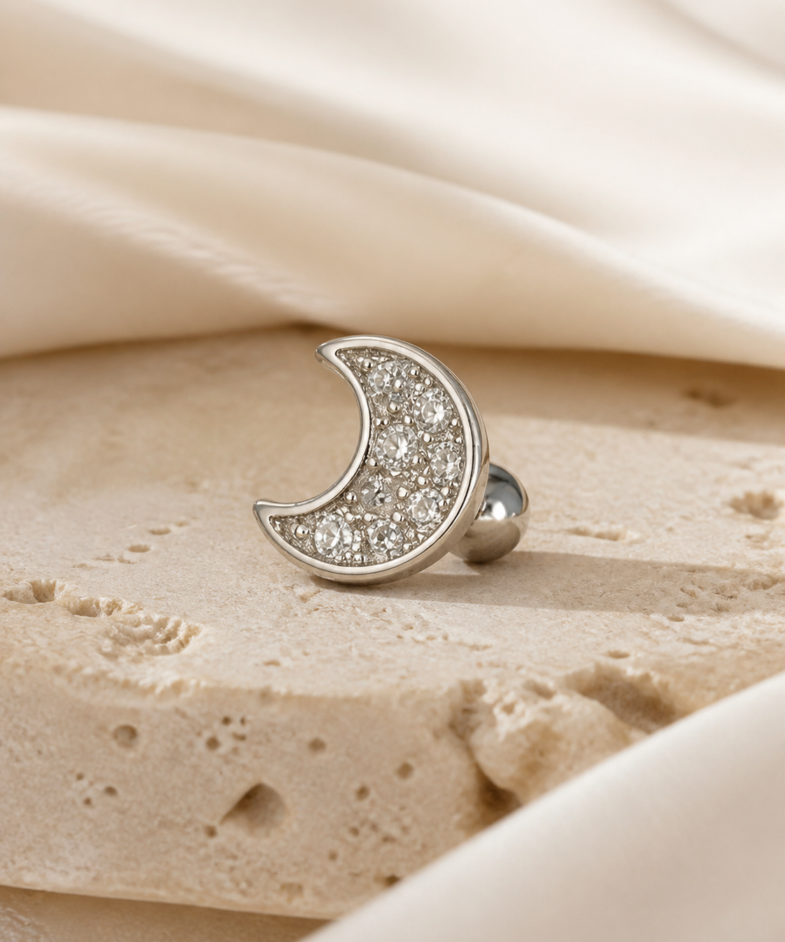 Heart & Crown Zircon Stud Earrings XVIII close detail