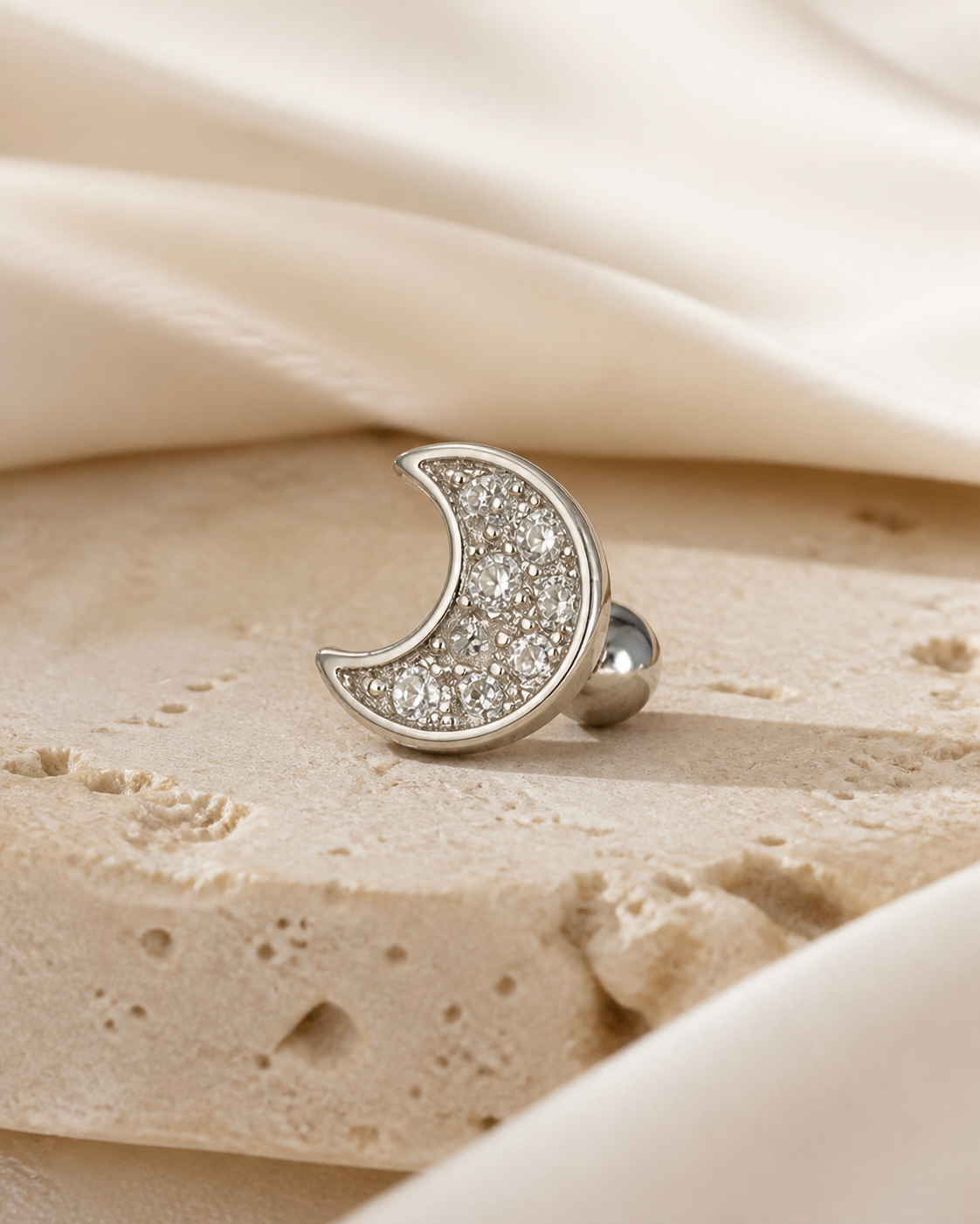 Heart & Crown Zircon Stud Earrings XVIII close detail